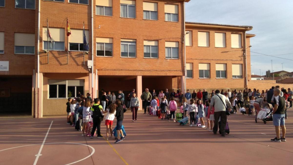 El patio del CEIP Buenos Aires estará abierto todo el año. / E. P.