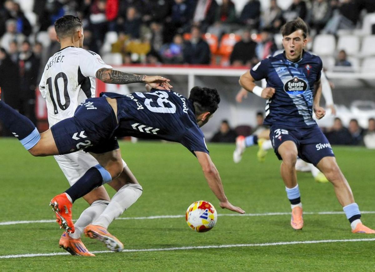 Jones cae en presencia
de Javi Rodríguez.  |  Efe