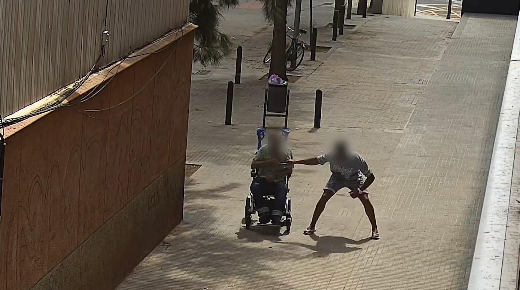 El robo a una persona en silla de ruedas en Cornellà