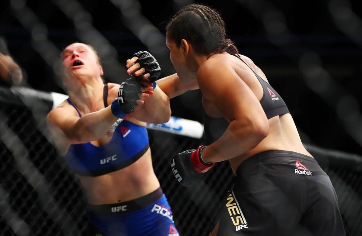 segea36728107 december 30  2016  las vegas  nv  usa  amanda nunes lands a 170104112837