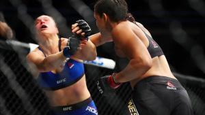 segea36728107 december 30  2016  las vegas  nv  usa  amanda nunes lands a 170104112837