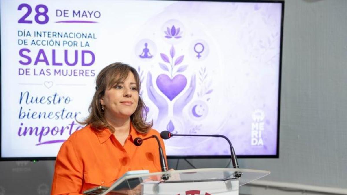 La delegada de Igualdad, Ana Aragoneses, en rueda de prensa en Mérida.