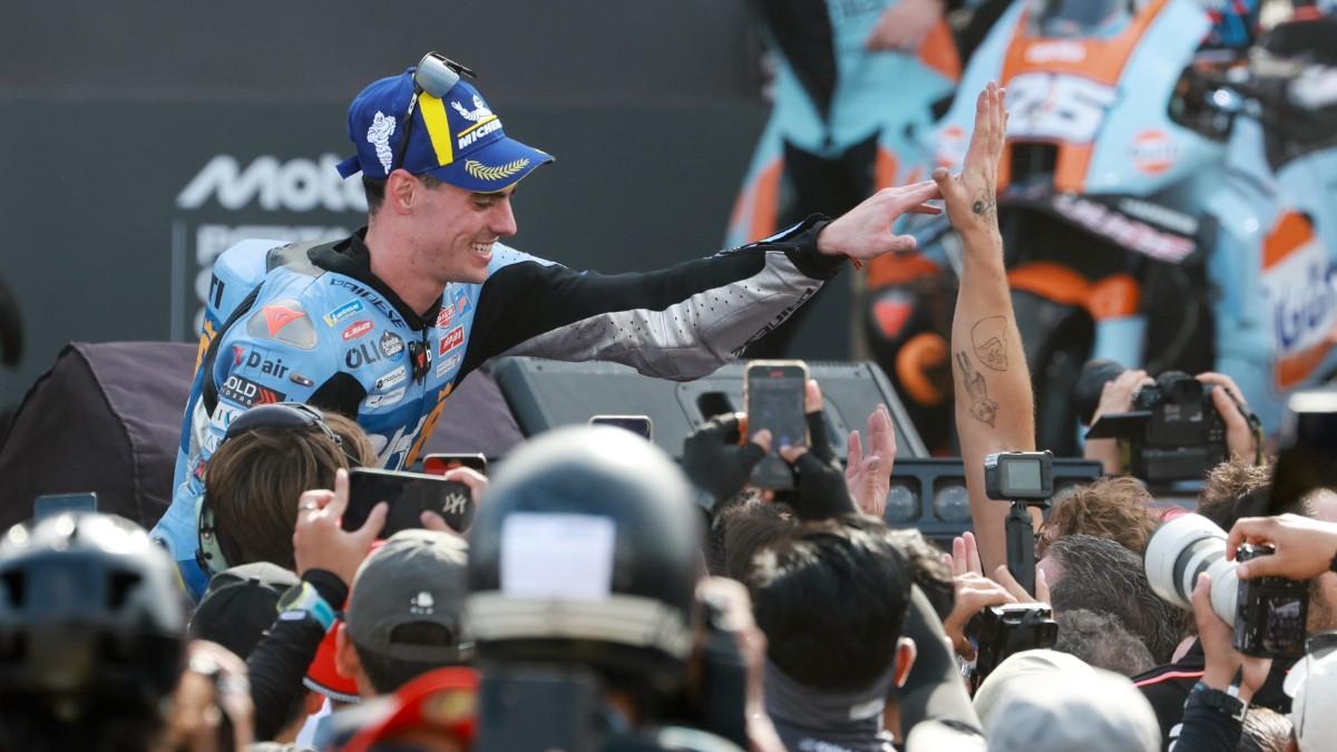 Aldeguer celebra con su equipo