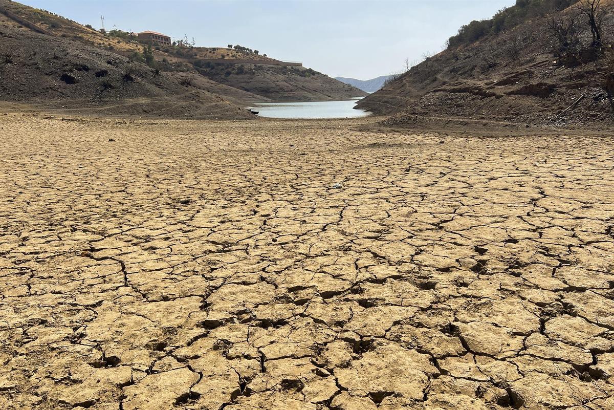 Marruecos afronta su peor sequía en tres décadas con restricciones de agua. Vista del nivel del agua del pantano Sidi Mohamed bin Abdellah, situado a 24 kilómetros de Rabat este domingo. La sequía que azota con dureza a Marruecos, la más grave en las últimas tres décadas con pantanos a solo el 28 % de su capacidad, ha llevado al Gobierno y los ayuntamientos a adoptar restricciones que van de bajar el flujo de agua potable a prohibir su uso en el riego de jardines y el lavado de vehículos.