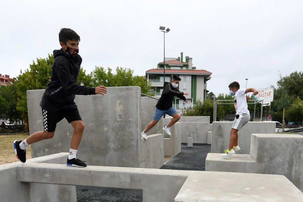Niños disfrutando del skate park de Portonovo.