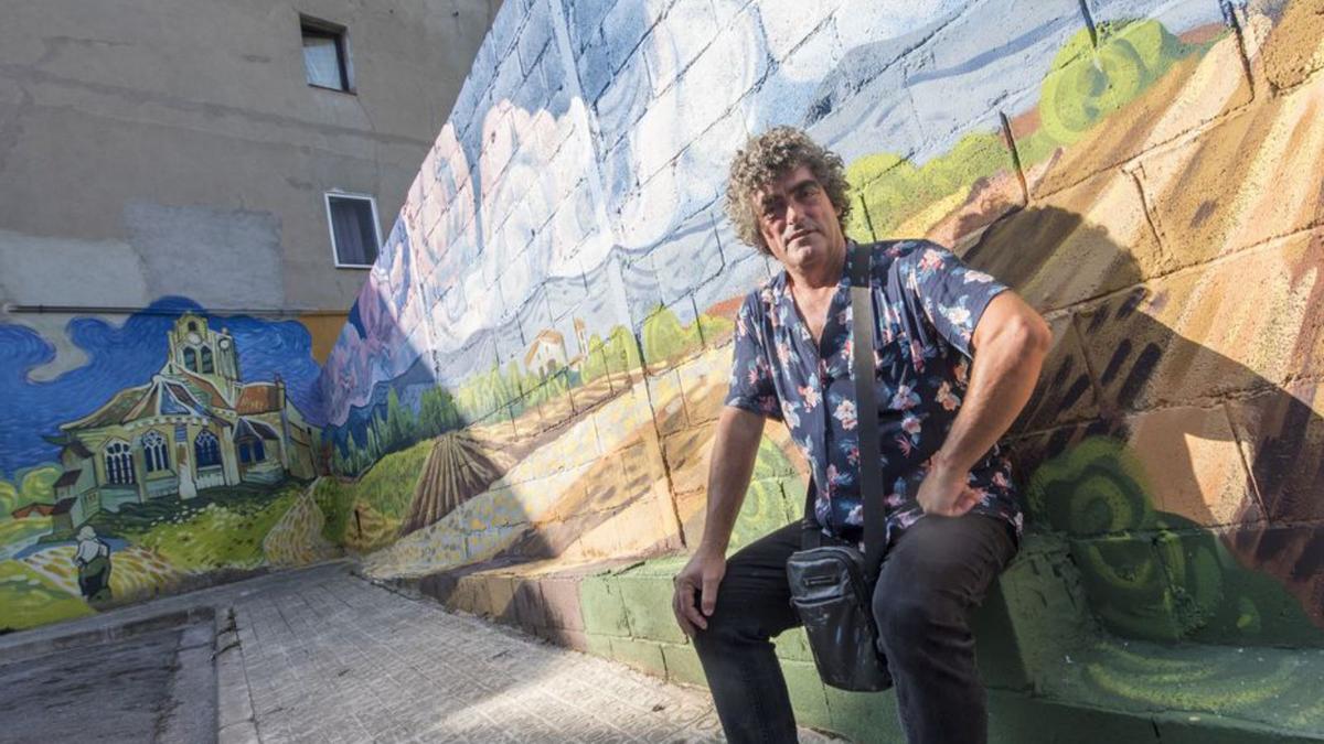 L’artista Txema Rico davant del mural, als Jardins de la Cova | OSCAR BAYONA