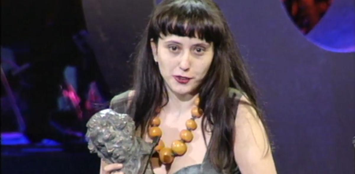 Mercedes Gaspar tras recibir el Goya de manos de Santiago Segura en 1995.