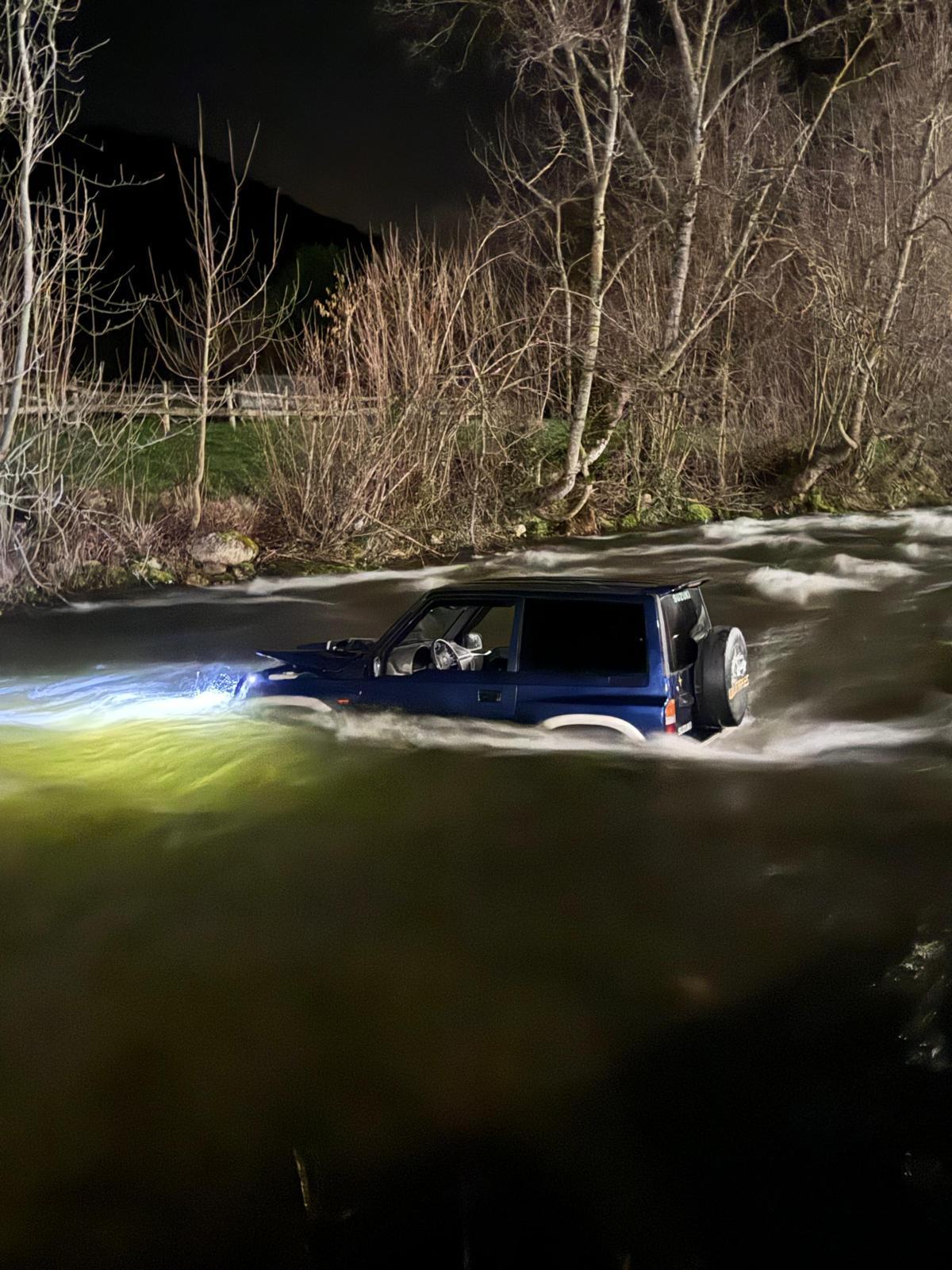 Roban un coche en Tanes y lo arrojan al río Nalón