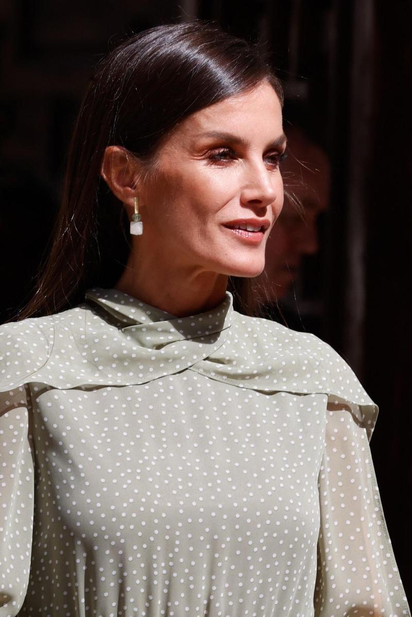 Detalle de los pendientes de la reina Letizia para la entrega del Premio Miguel de Cervantes 2022
