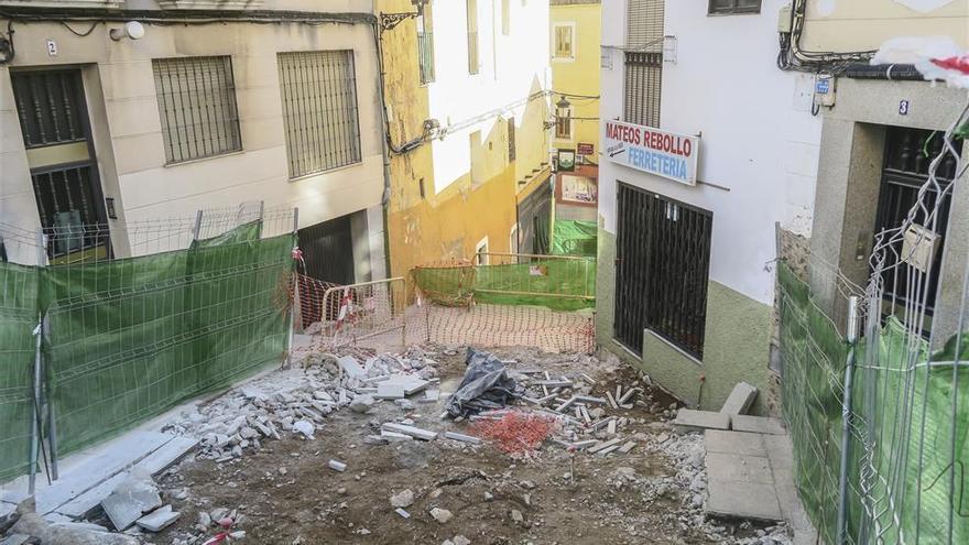 Cáceres, patas arriba por cinco obras cargadas de polémica