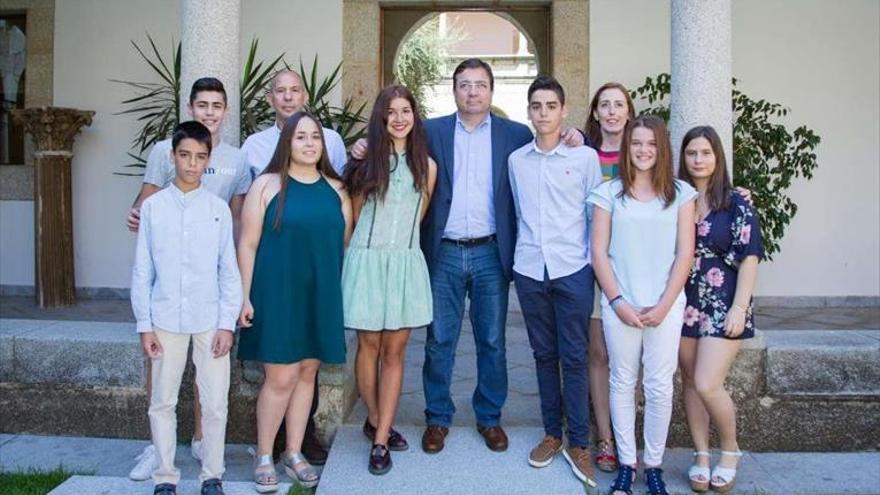 Alumnos del IES de Jaraíz presentan a Vara el trabajo ganador