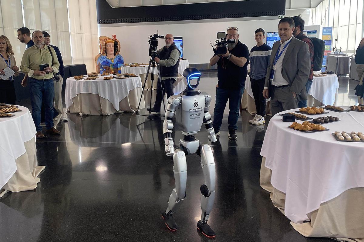 El robot humanoide conocido como G1, de la compañía china Unitree Robotics, en el centro de congresos de Elche