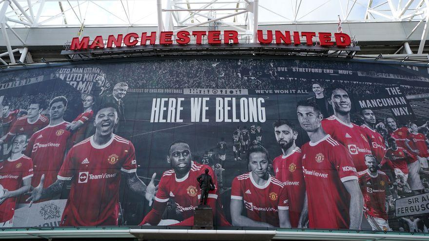 Cartel en la tribuna principal de Old Trafford, el estadio del Manchester United.