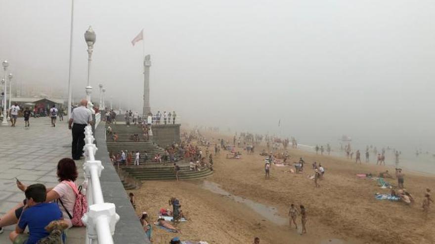 Así "desapareció" hoy la playa de Gijón por la niebla
