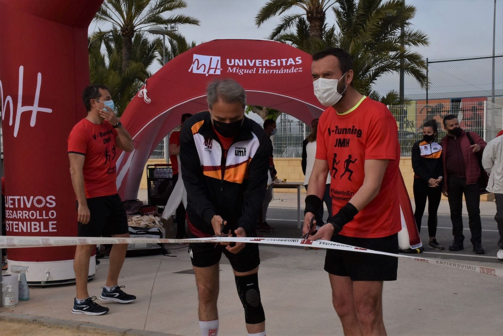 El alcalde y el rector, en pantalones cortos. Conoce el nuevo circuito de running de la UMH de Elche