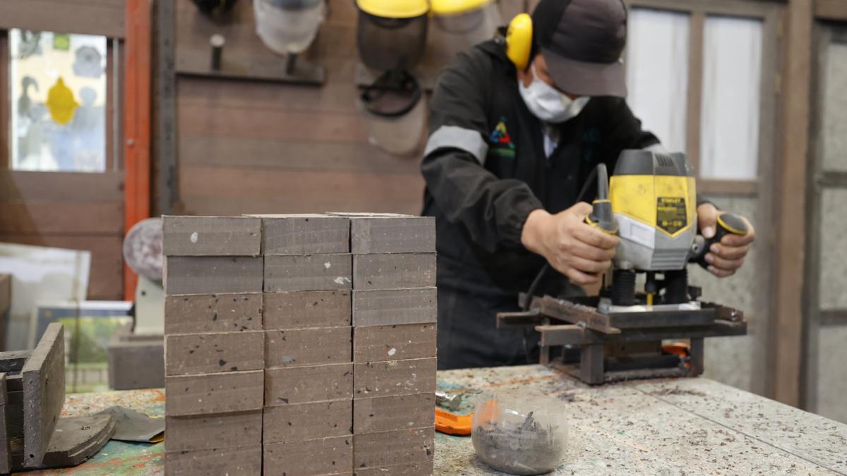 Un trabajador en una fábrica.