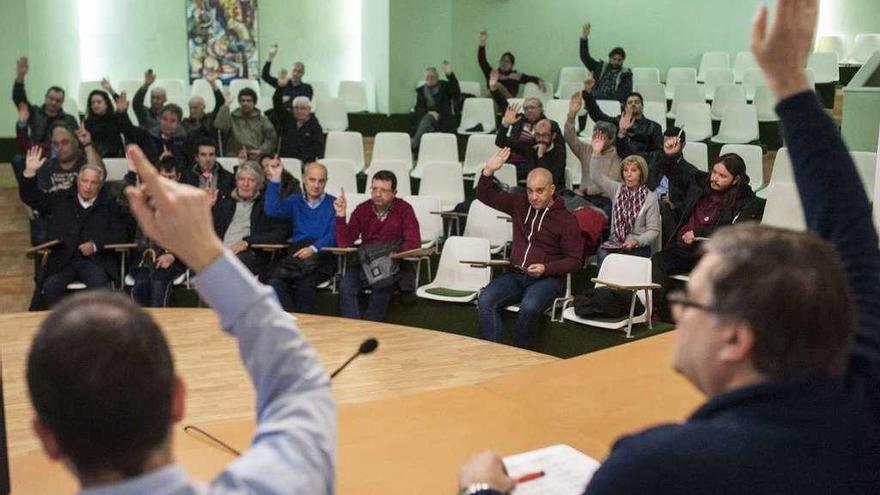 Una de las últimas asambleas de la Unión Deportiva Ourense, en la Casa del Chocolate. // Brais Lorenzo