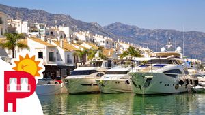 Yates atracados frente a viviendas de lujo en Puerto Banús, en Marbella (Málaga).