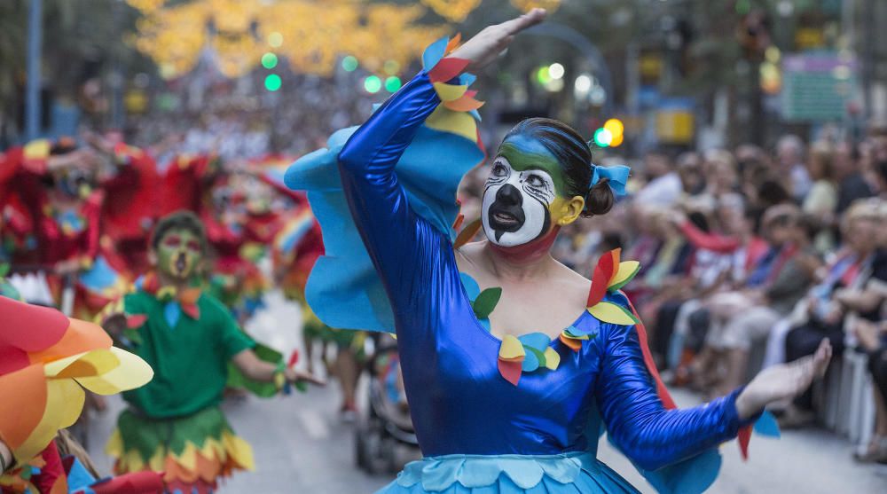 El desfile del Ninot deja momentos muy divertidos en las calles de Alicante