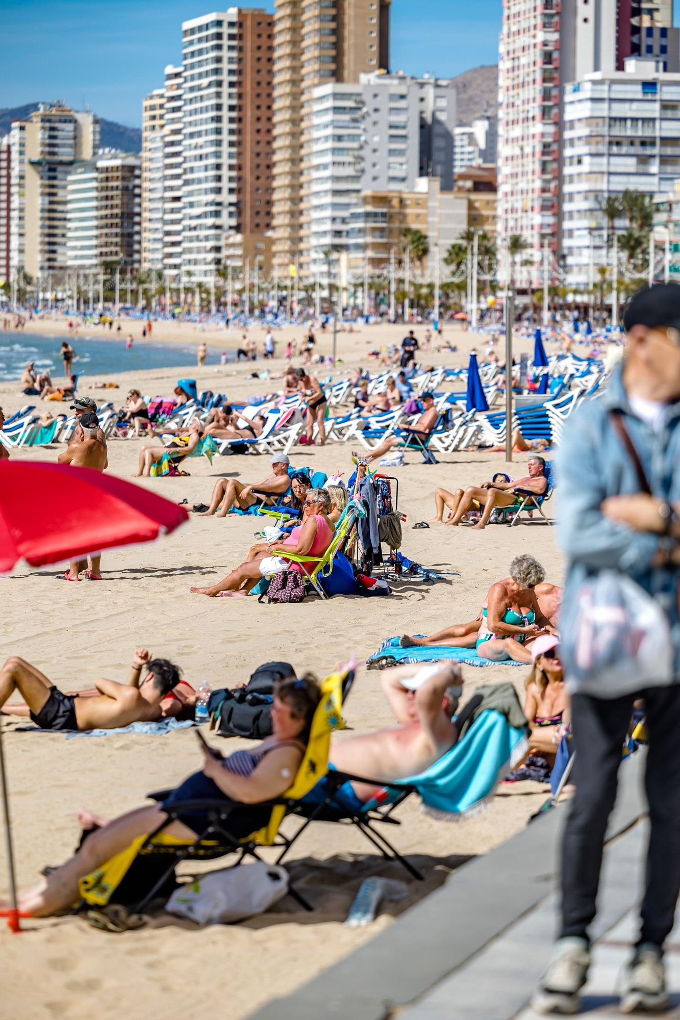 Ambiente turístico y altas temperaturas en Benidorm