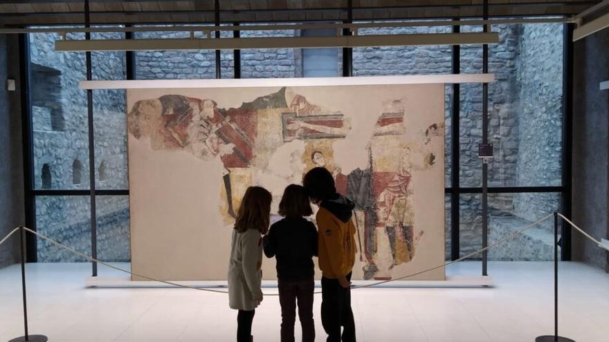 Uns infants participen en una  activitat al Museu Diocesà