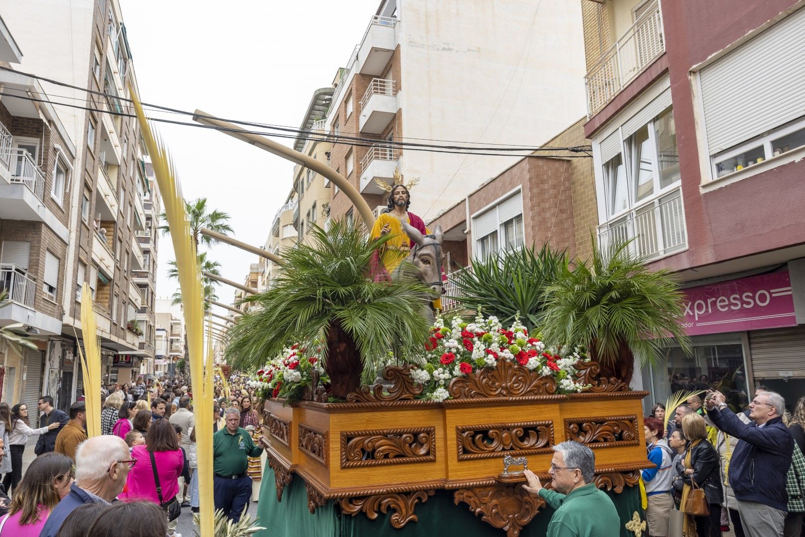 Bendición y procesión de Las Palmas en Torrevieja de Domingo de Ramos en la Semana Santa 2024