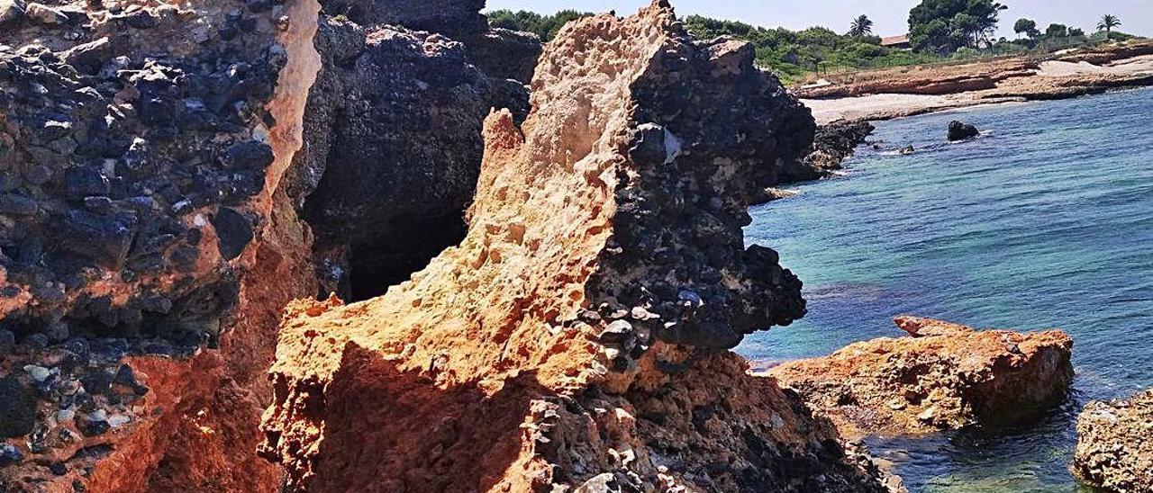 Una máquina, en la desembocadura del Barranc del Monyo, donde ayer había apiladas piedras de escollera.