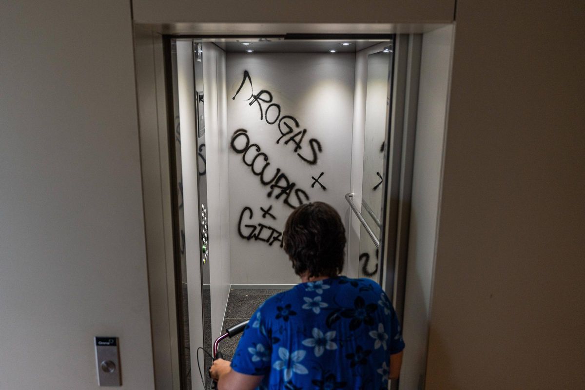 Pintadas en uno de los ascensores del bloque de vivienda pública de la calle Lluís Borrassà, en Barcelona.