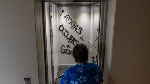 Pintadas en uno de los ascensores del bloque de vivienda pública de la calle Lluís Borrassà, en Barcelona.