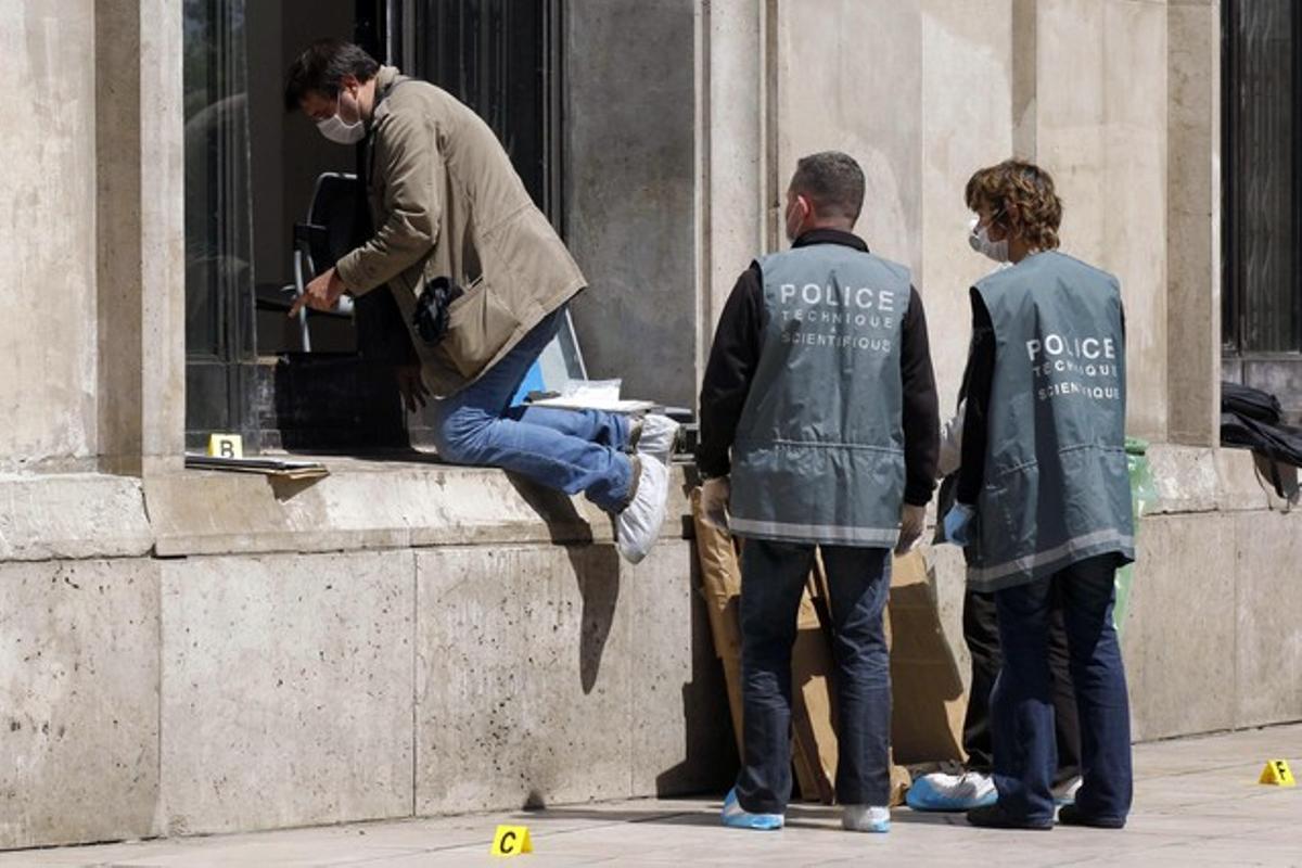 Agents de la policia forense investiguen en una de les finestres del Museu d’Art Modern de la ciutat de París. Agents de la policia forense investiguen en una de les finestres del Museu d’Art Modern de la ciutat de París.
