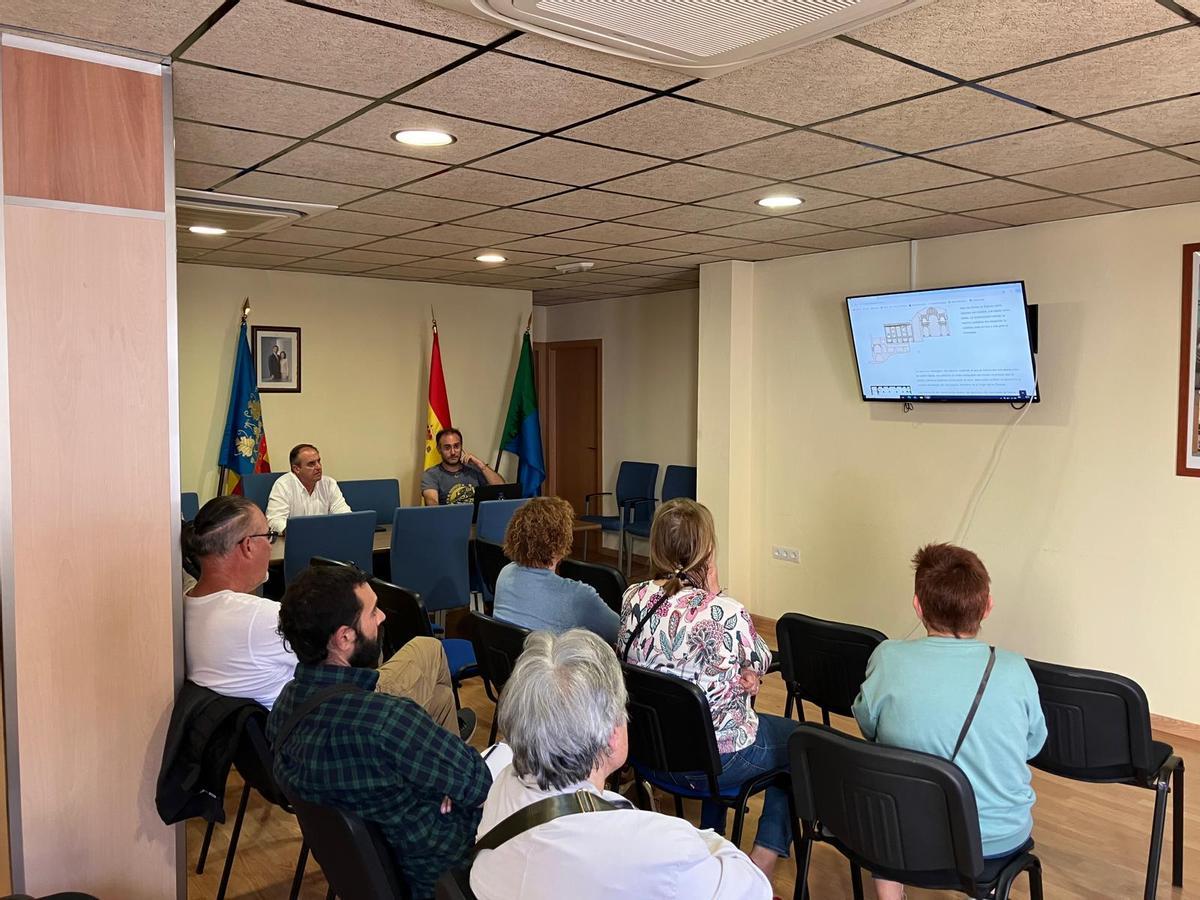 Los asistentes pudieron comprobar la velocidad, y la numerosa y variada información que incluye el portal.