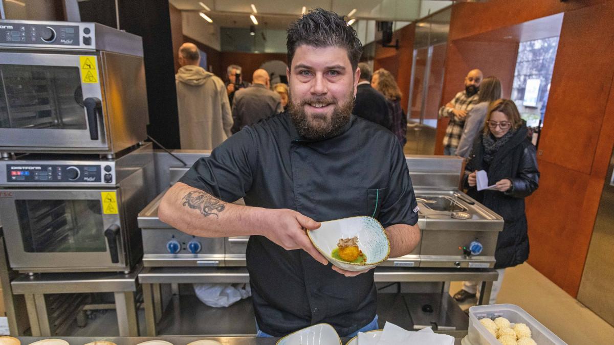 Pepe Brea, de la Bodeguilla de Santa Marta, muestra una tapa suya.
