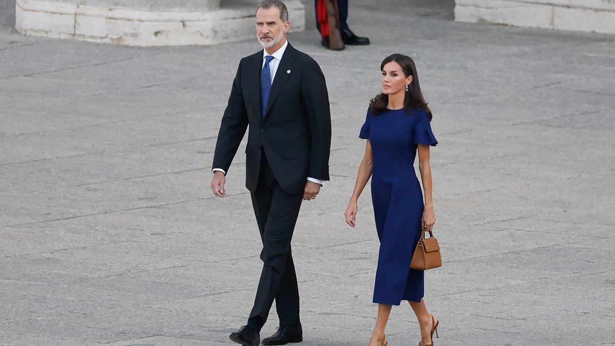La reina Letizia estrena vestido de Carolina Herrera