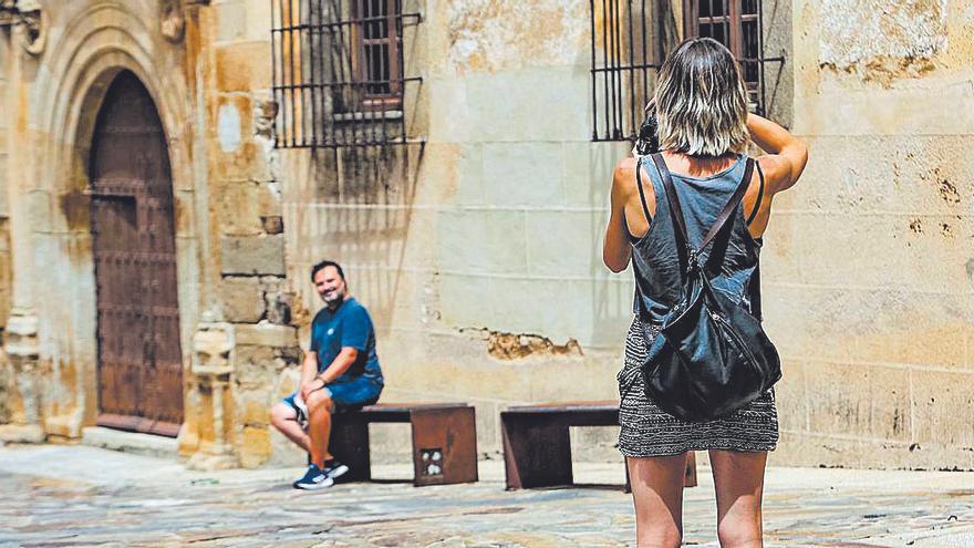 El proyecto pretende sumar a la ciudad monumental, que es la principal fuente de ingresos turísticos, los espacios de la cueva de Maltravieso y la Ribera del Marco. Este julio se ha conseguido el mejor dato de presencia de turistas en la ciudad en ese mes.