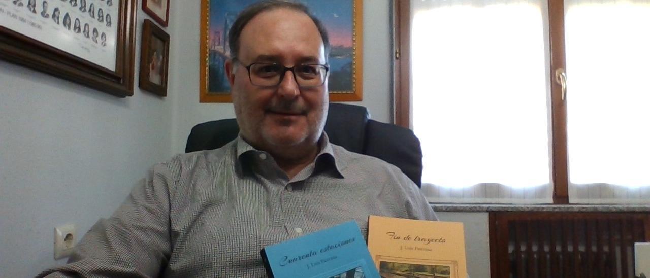 José Luis Pastrana, con sus dos libros.