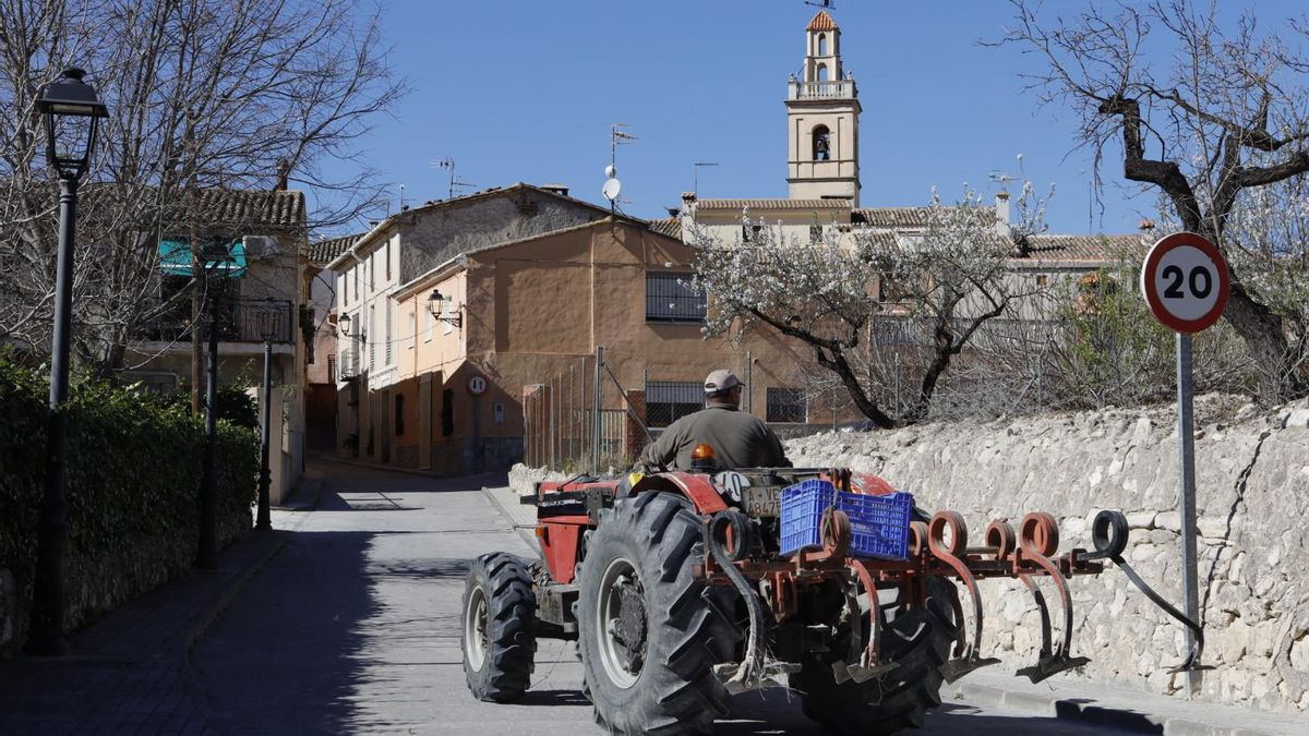 Un hombre entrando a Benillup a bordo de su tractor.