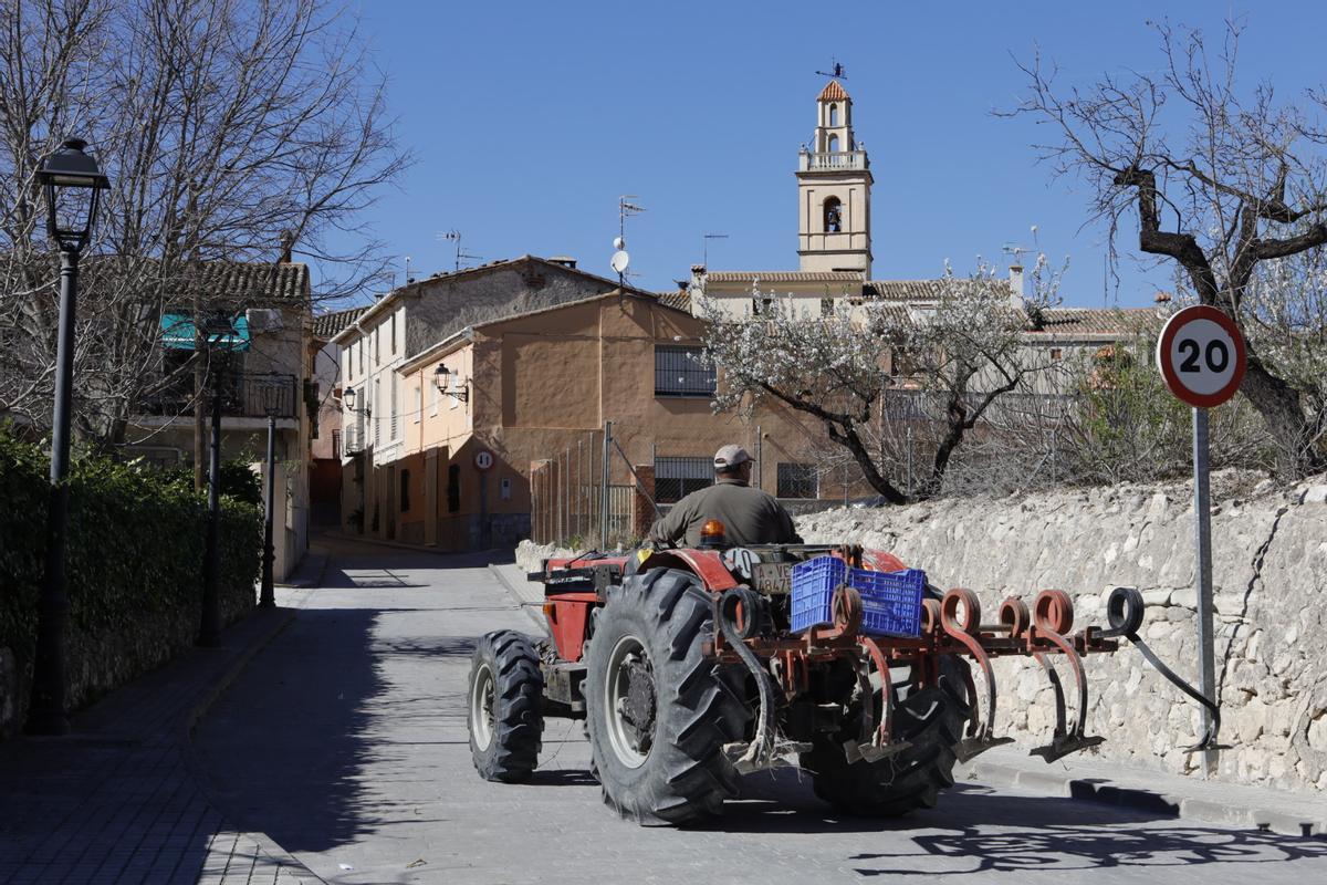 Un hombre entrando a Benillup a bordo de su tractor.