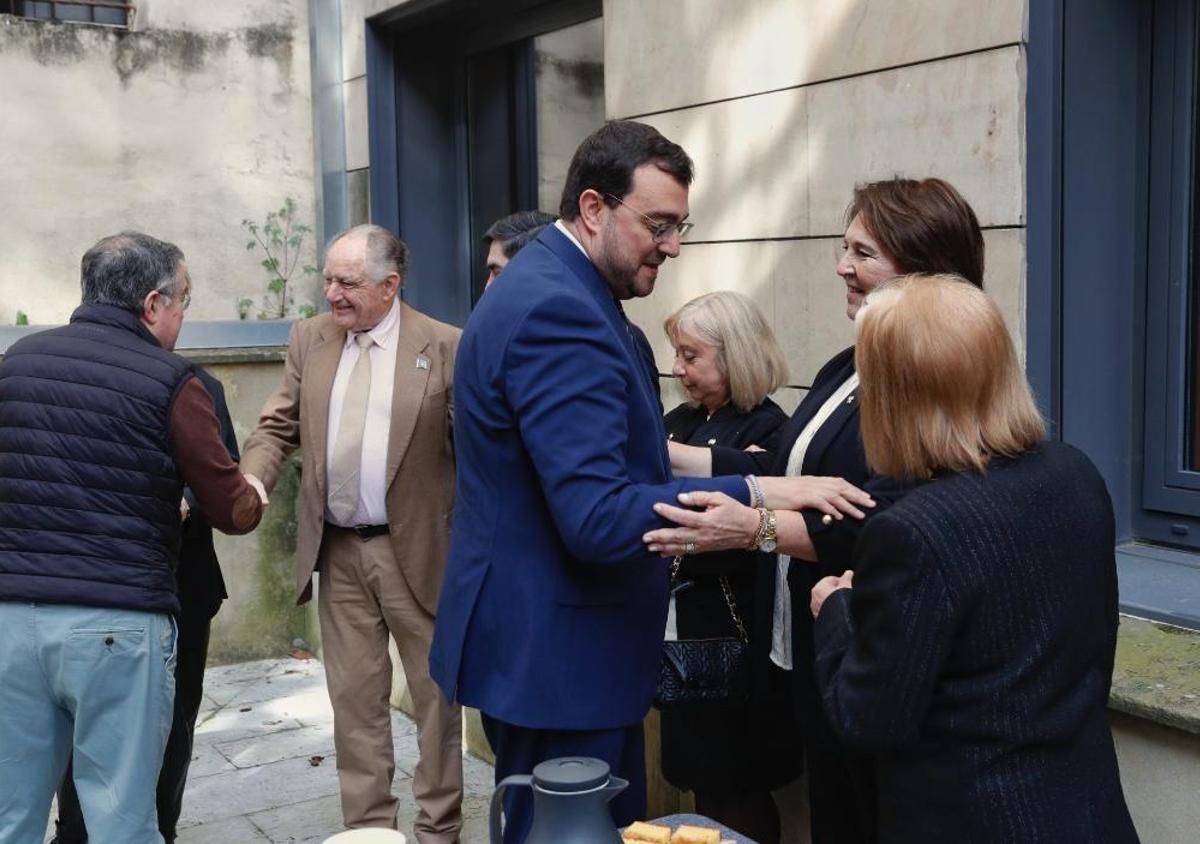 Barbón saluda a los representantes de los centros asturianos.