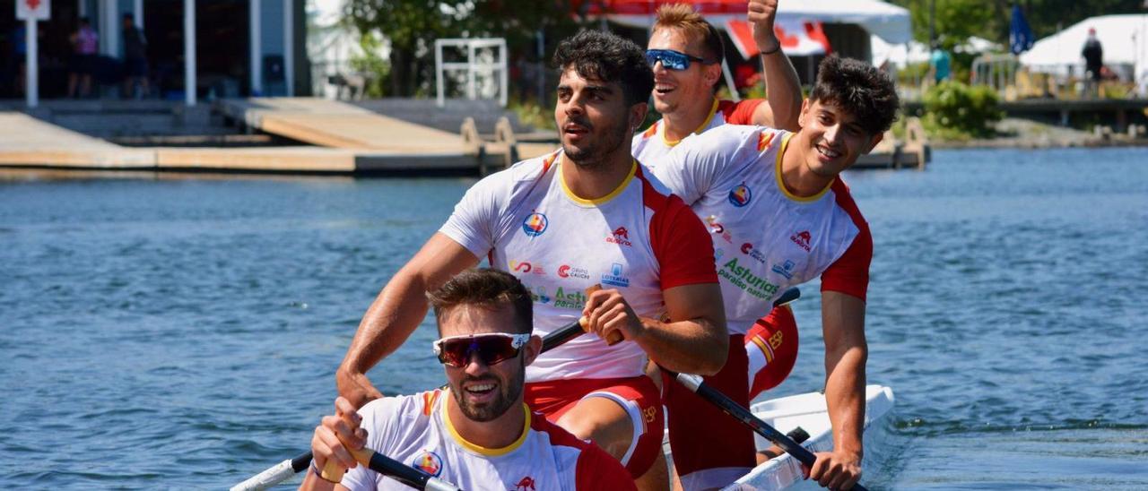 Los gallegos Manuel Fontán, Pablo Graña y Adrián Siero, con el balear Joan Moreno, ayer tras ganar el oro en el C-4 500. |  // RFEP