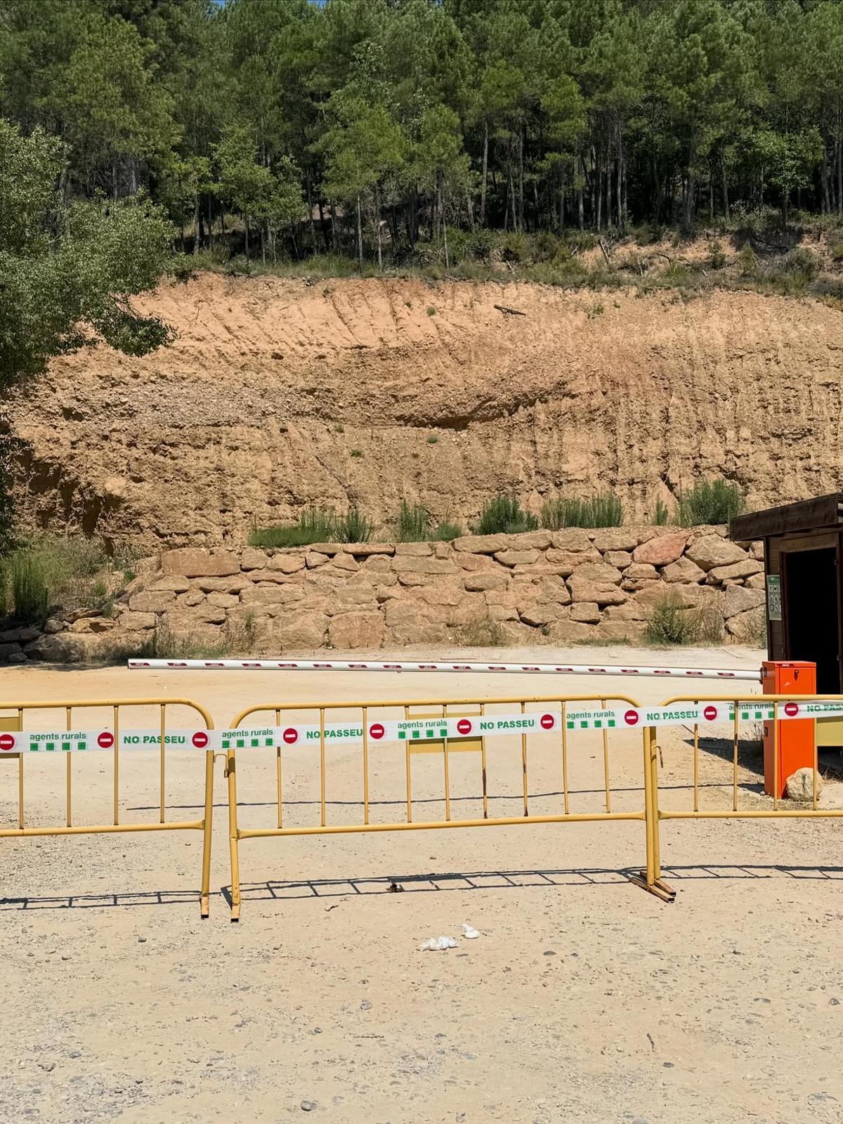Tanques davant l'accés a l'aparcament del pont del Clop