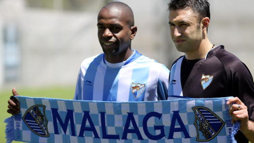 El centrocampista brasileño, Sandro Silva (i) y el defensa argentino Javier Hernán Malagueño, durante su presentación hoy como nuevos jugadores del Málaga CF.