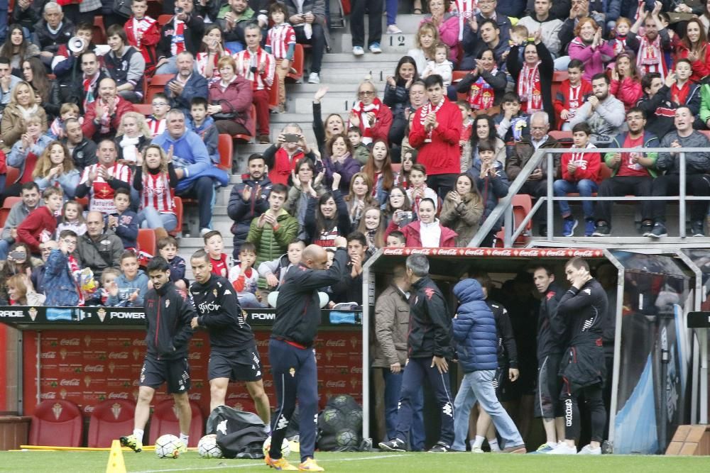 La afición arropa al Sporting en su último entrenamiento de la temporada