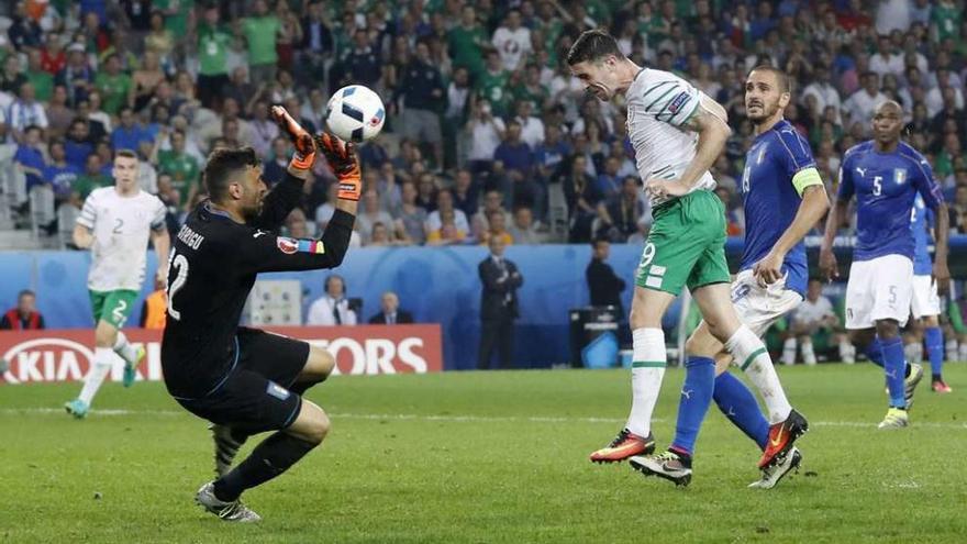 Imagen del cabezazo de Brady, que supuso el único gol del partido y dio la victoria a Irlanda.