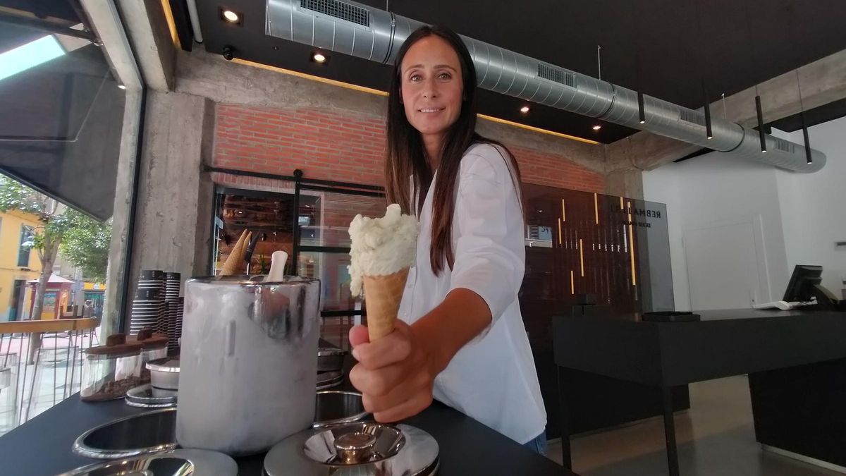 Rocío Línde con el helado de limón, aceite de oliva y romero, el más vendido del verano en Cangas.