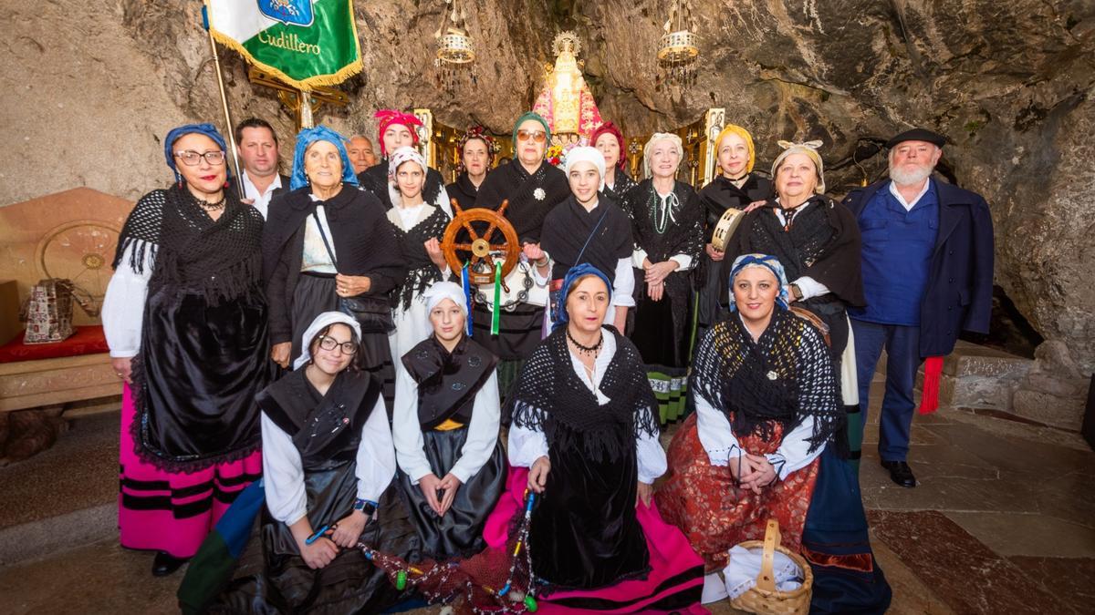 Cudillero, bailes y folclore frente a la basílica de Covadonga