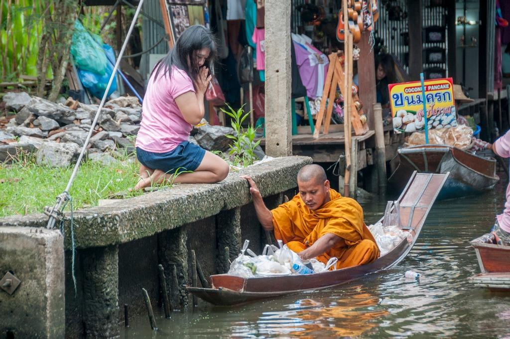 Monje en los canales de Samut Songkhram, Tailandia