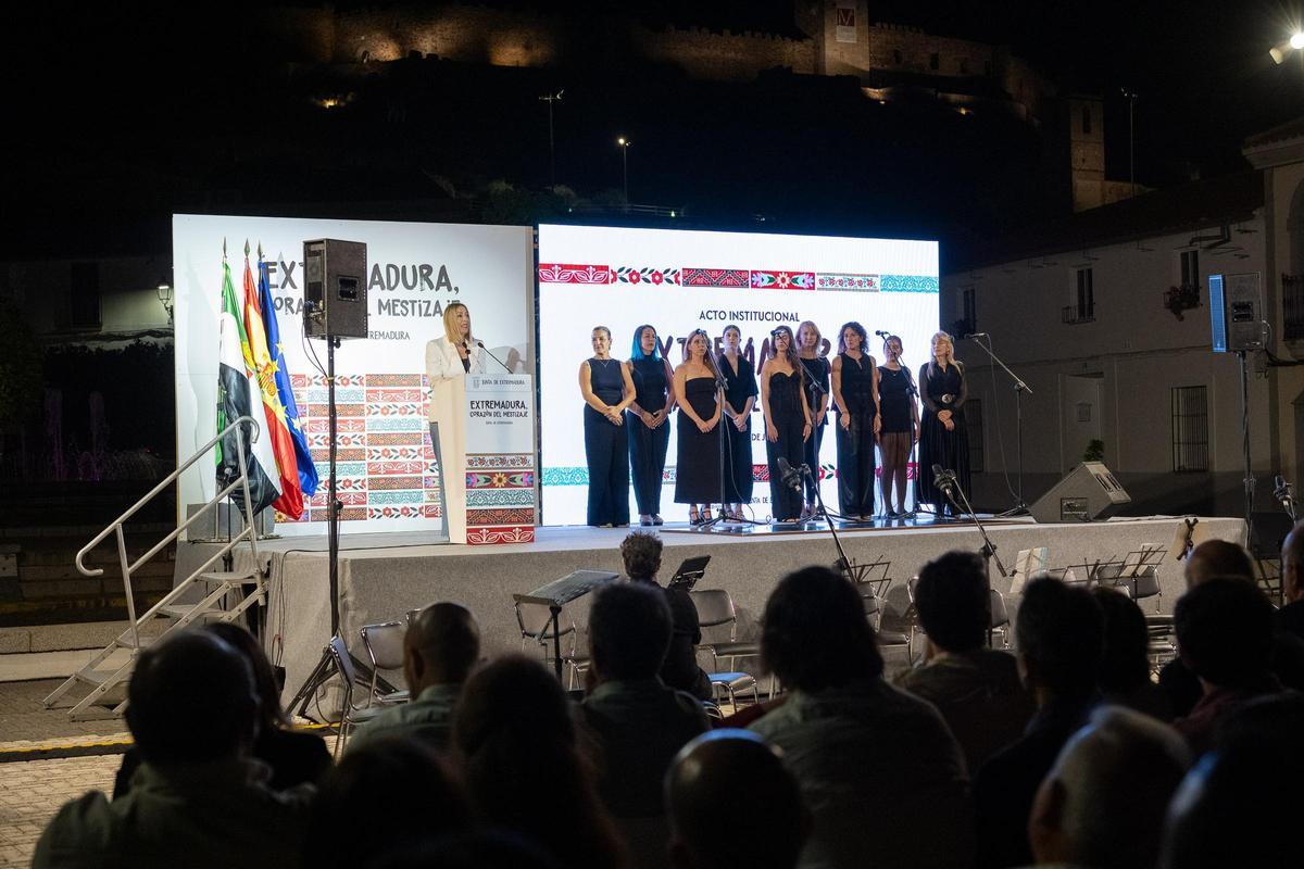 Fotogalería | Las imágenes del acto institucional en Medellín con María Guardiola y Nacho Cano