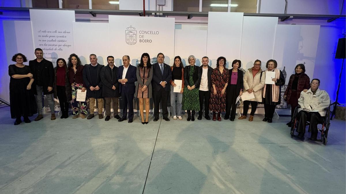 Autoridades y homenajeados con los Distintivos Benestar Social 2025.