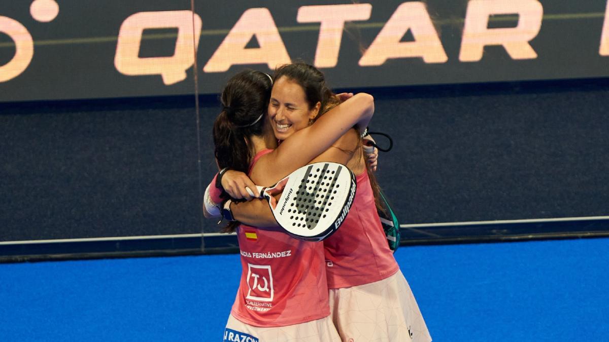 Gemma felicita a su nueva compañera, Cláudia, por el triunfo