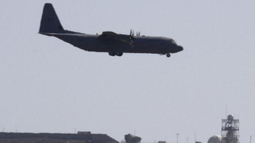 Un caza británico momentos antes de aterrizar en la base aérea.